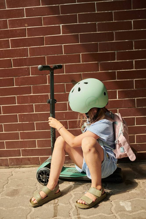 Zestaw SCOOTANDRIDE Kask + Highwaykick 5 LED Hulajnoga trójkołowa balansowa ze świecącymi kółkami 5+ Forest