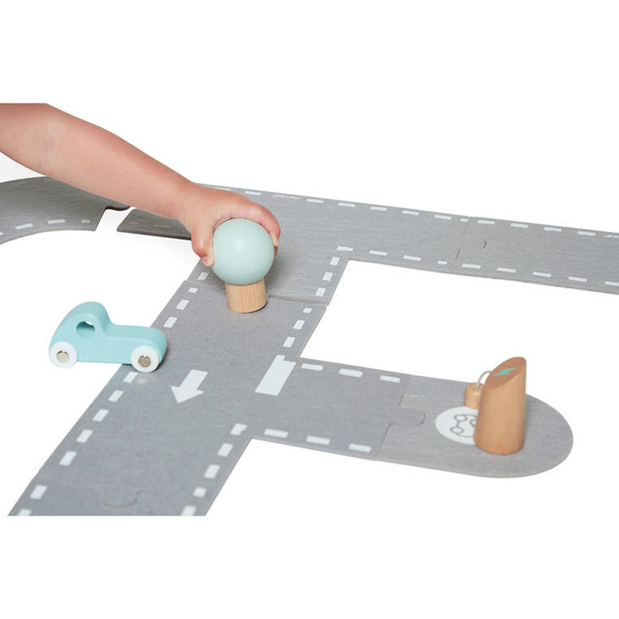 Filcowy tor dla samochodów z akcesoriami Janod J04631