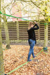 Taśma do chodzenia Slackline z akcesoriami do zabezpieczenia drzew 10476 Small Foot