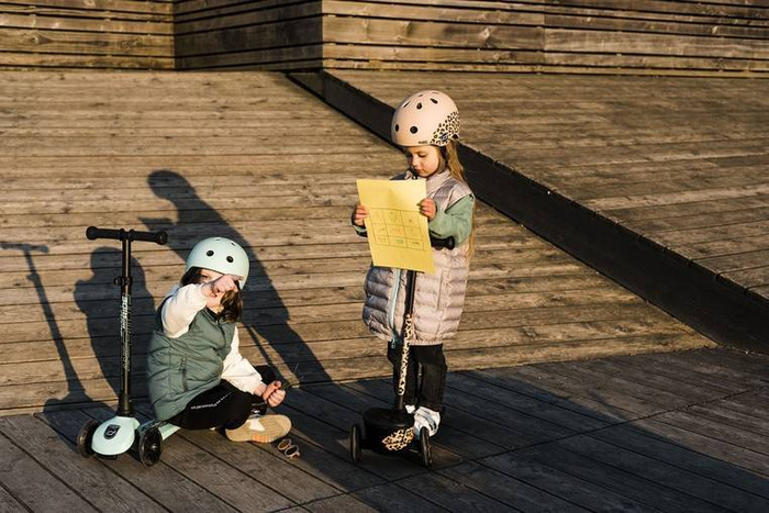 Zestaw SCOOTANDRIDE Kask + Highwaykick 3 LED hulajnoga składana ze świecącymi kółkami 3+ Blueberry