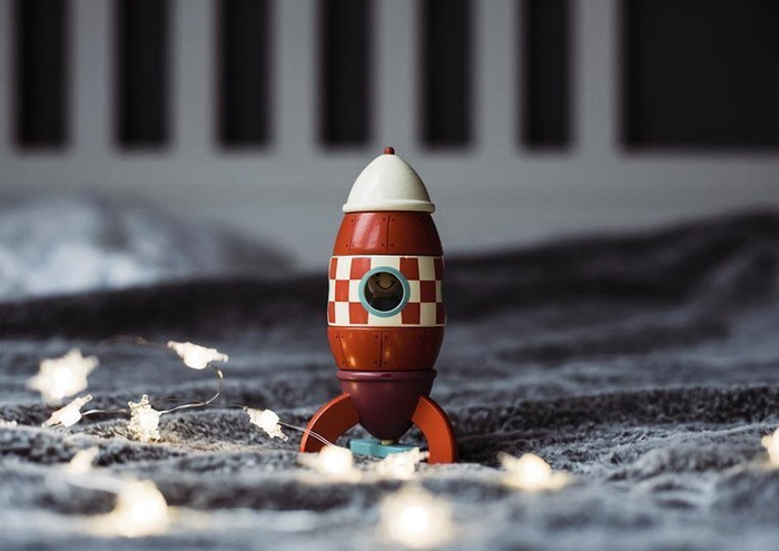 Drewniana, mała, magnetyczna rakieta, "Czerwona strzała", JND05207-Janod, zabawki dla chłopców