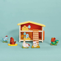 Drewniany domek z sorterem Farma Mój pierwszy kurnik J03311 Janod