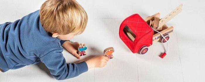 Czerwony wóz strażacki z drewna z dzwoneczkiem, drabiną i wężem Nosorożec Marius 83182-Lilliputiens