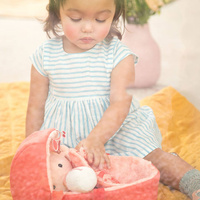 Lalka aktywizująca dzidziuś w gondoli z komforterem i butelką mleka Lena 83375 Lilliputiens