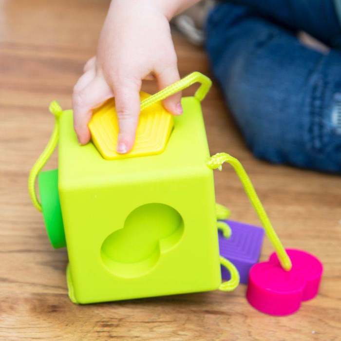 Dopasowywanie kształtów Kostka Sorter OombeeCube FA120-1 Fat Brain Toys, zabawki motoryczne