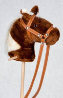 Koń na kiju z kółeczkami Kasztanek w plamy do zabawy w domu i plenerze Hobby Horse Mumbee 53301