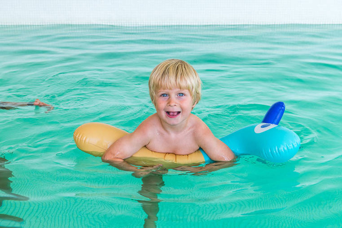 Dmuchany makaron do pływania Żyrafa Quut 173427