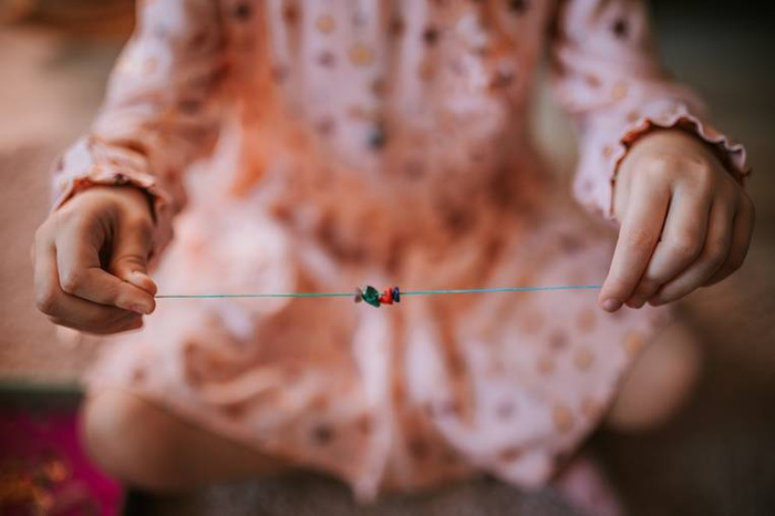 Zestaw kreatywny do tworzenia biżuterii z kamieniami przynoszącymi szczęście Janod J07938