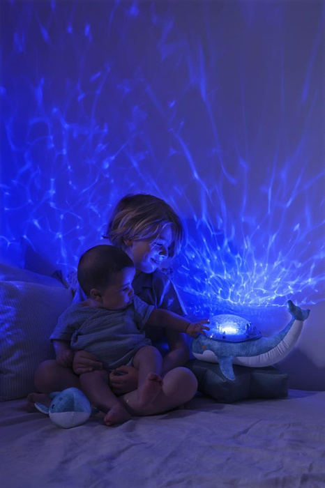 Lampka z projektorem i grzechotką Wieloryb niebieski Tranquil Whale™ Blue Family Cloud b® CLTT-7901-WB