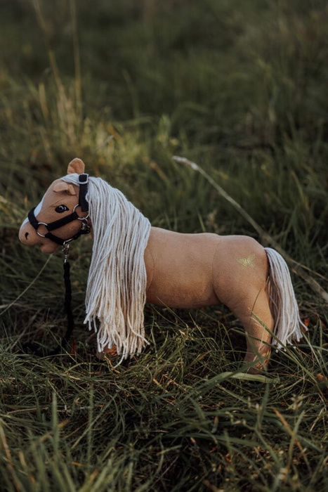 Beżowy Konik Minis Daisy 30 cm z regulowanymi nogami Astrup 84394