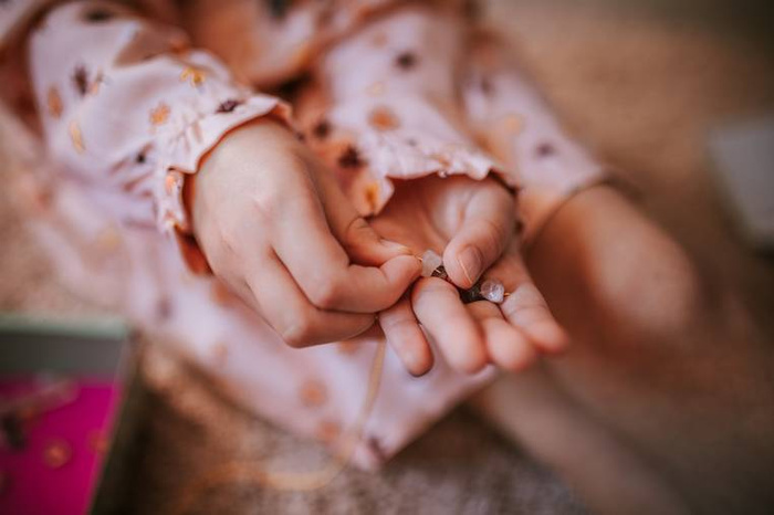 Zestaw kreatywny do tworzenia biżuterii z kamieniami przynoszącymi szczęście Janod J07938