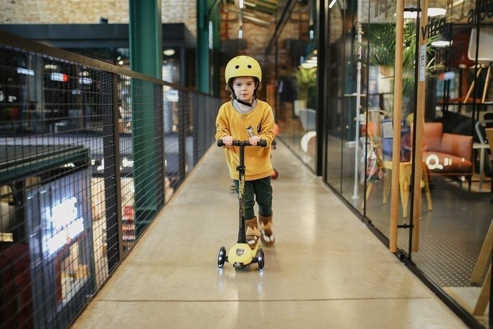 Zestaw SCOOTANDRIDE Kask + Highwaykick 3 LED hulajnoga składana ze świecącymi kółkami 3+ Lemon